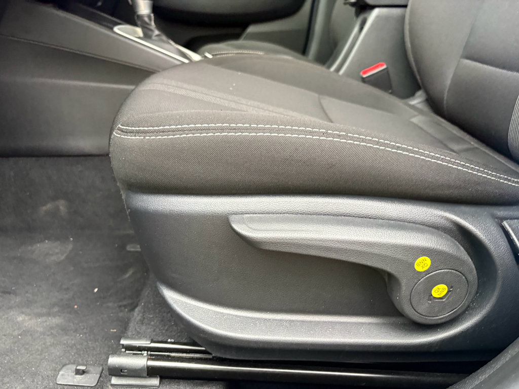 Used 2025 Hyundai Venue SEL FWD image 13