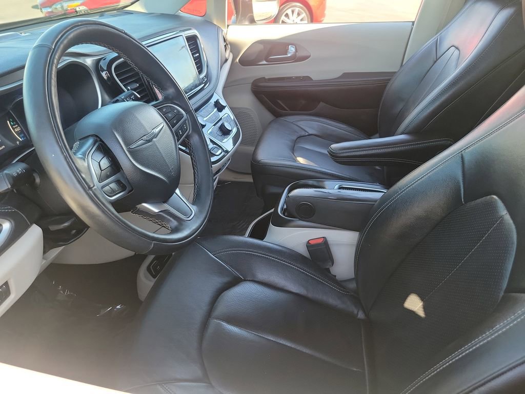 Used 2022 Chrysler Pacifica Touring-L w/ Uconnect Theater Family Group image 3