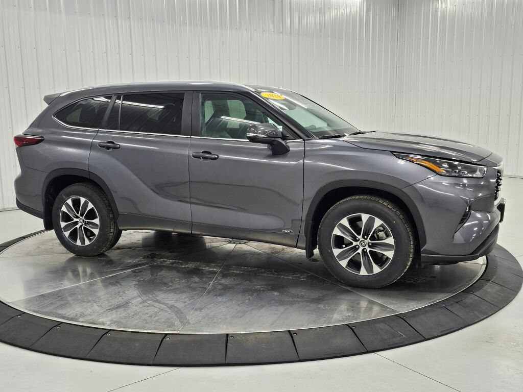 Used 2024 Toyota Highlander XLE AWD/4WD image 7