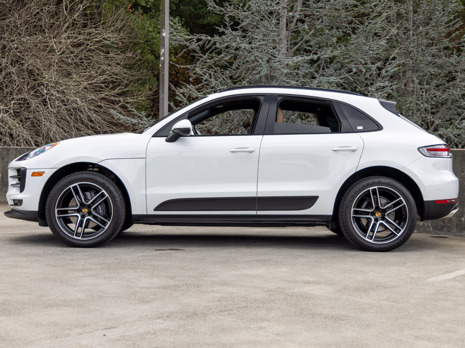 Certified 2021 Porsche Macan AWD/4WD image 2