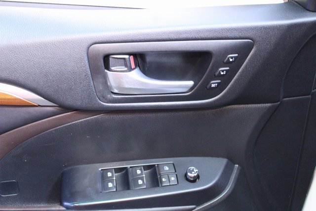Used 2017 Toyota Highlander Limited image 18