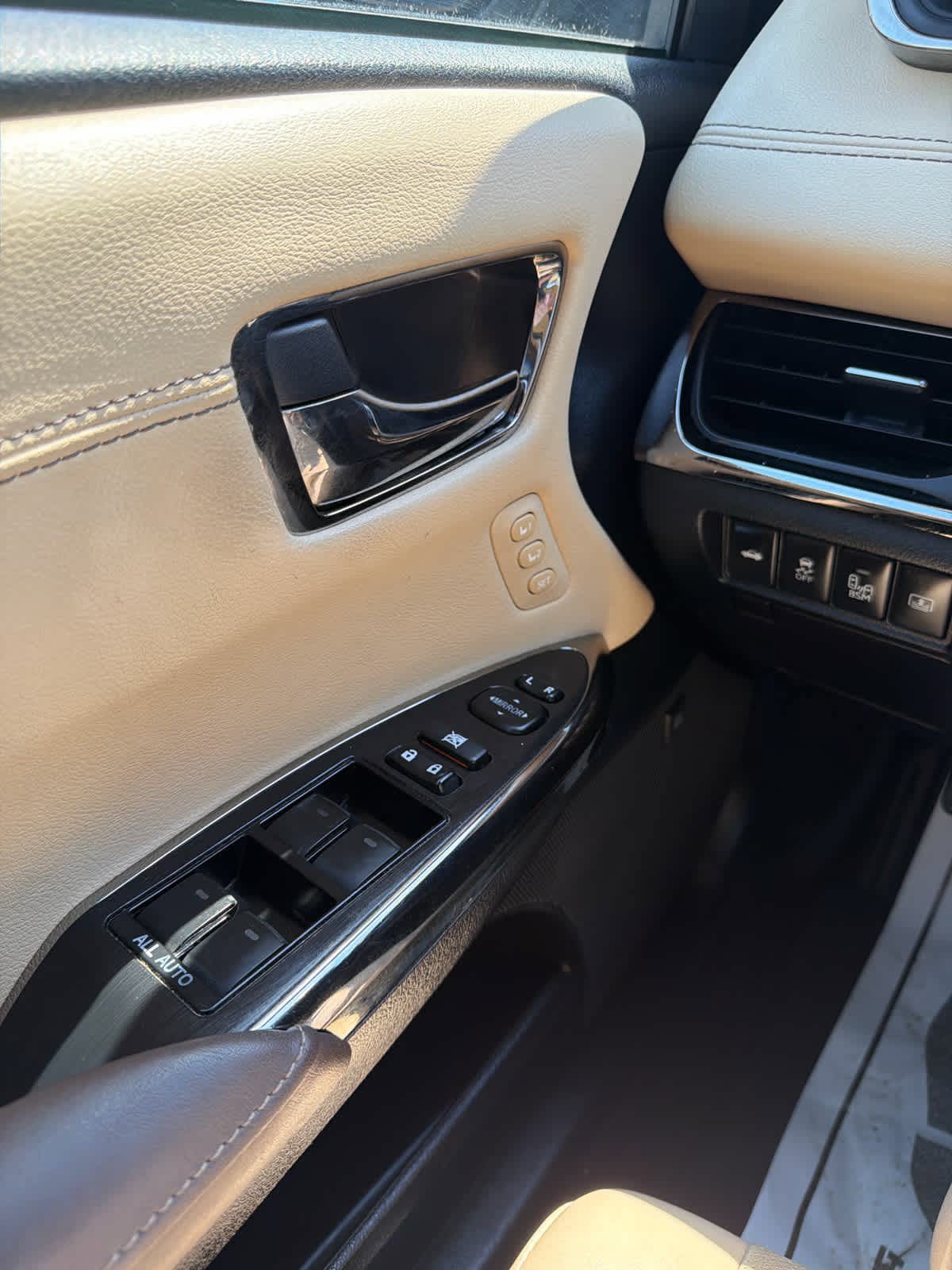 Used 2015 Toyota Avalon Limited FWD image 16