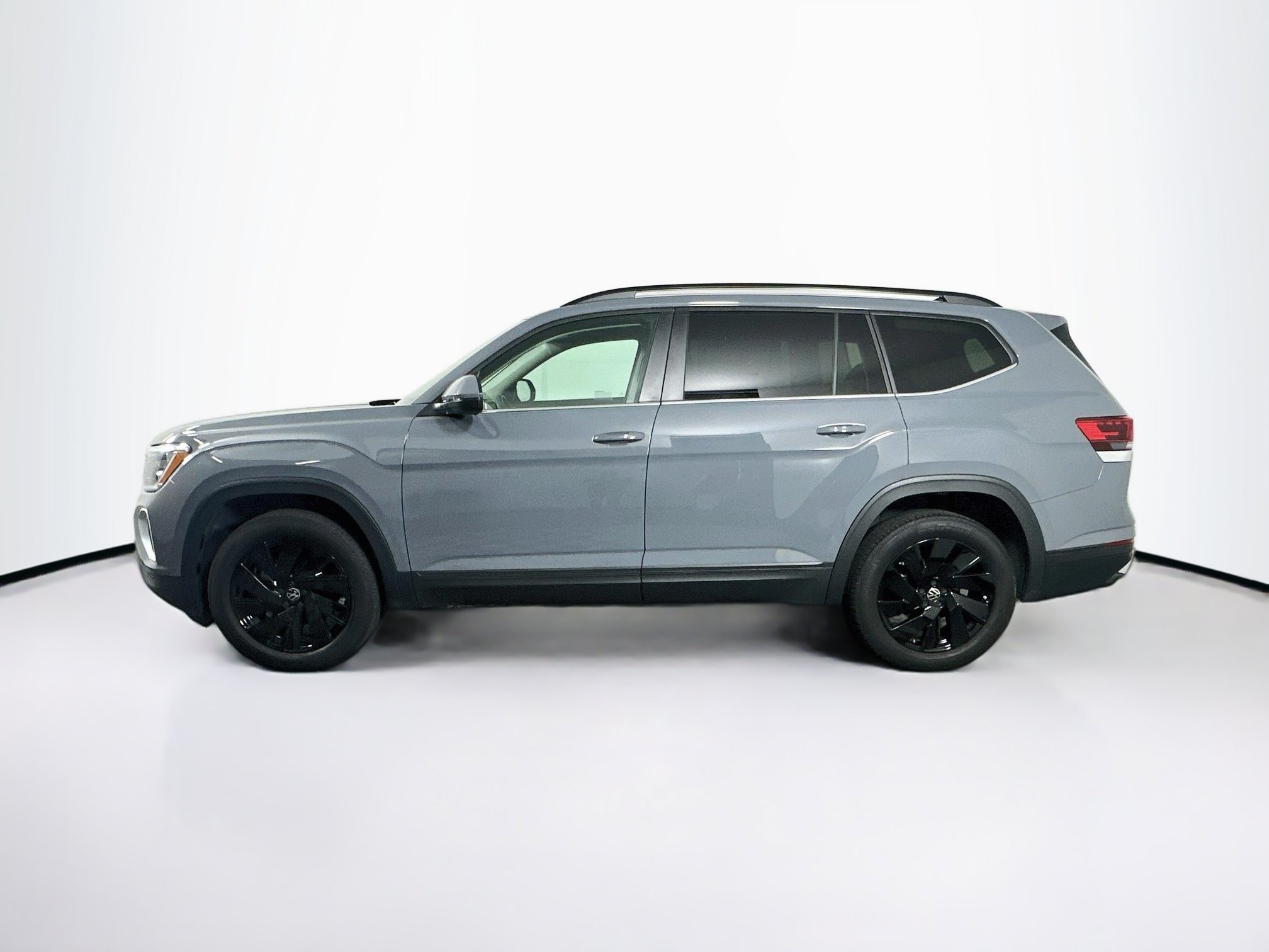 Used 2025 Volkswagen Atlas SE AWD/4WD image 4