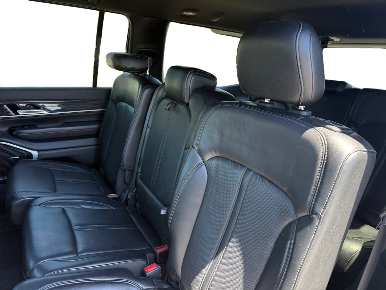 Used 2022 Jeep Wagoneer Series III AWD/4WD image 16