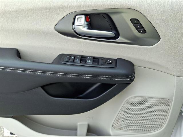 Certified 2024 Chrysler Pacifica Touring-L image 13