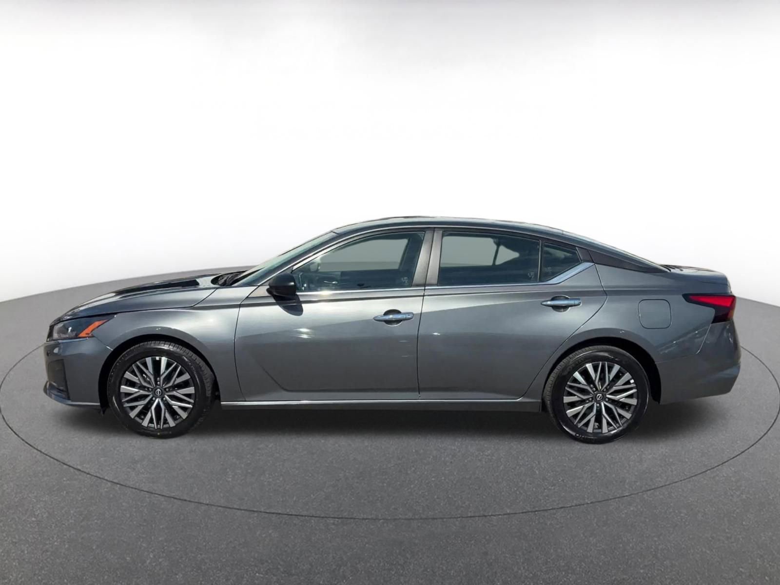 Used 2025 Nissan Altima 2.5 SV FWD image 9