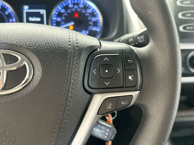 Used 2019 Toyota Highlander LE AWD/4WD image 9