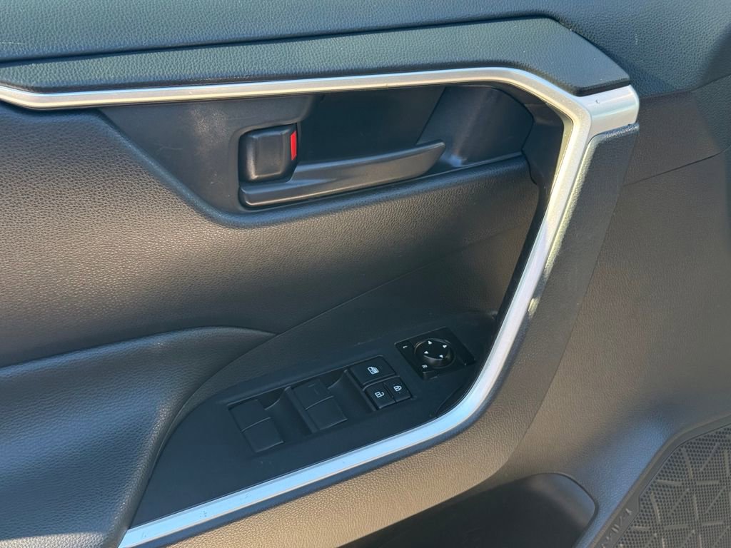 Used 2019 Toyota RAV4 LE w/ Carpet Mat Package image 22