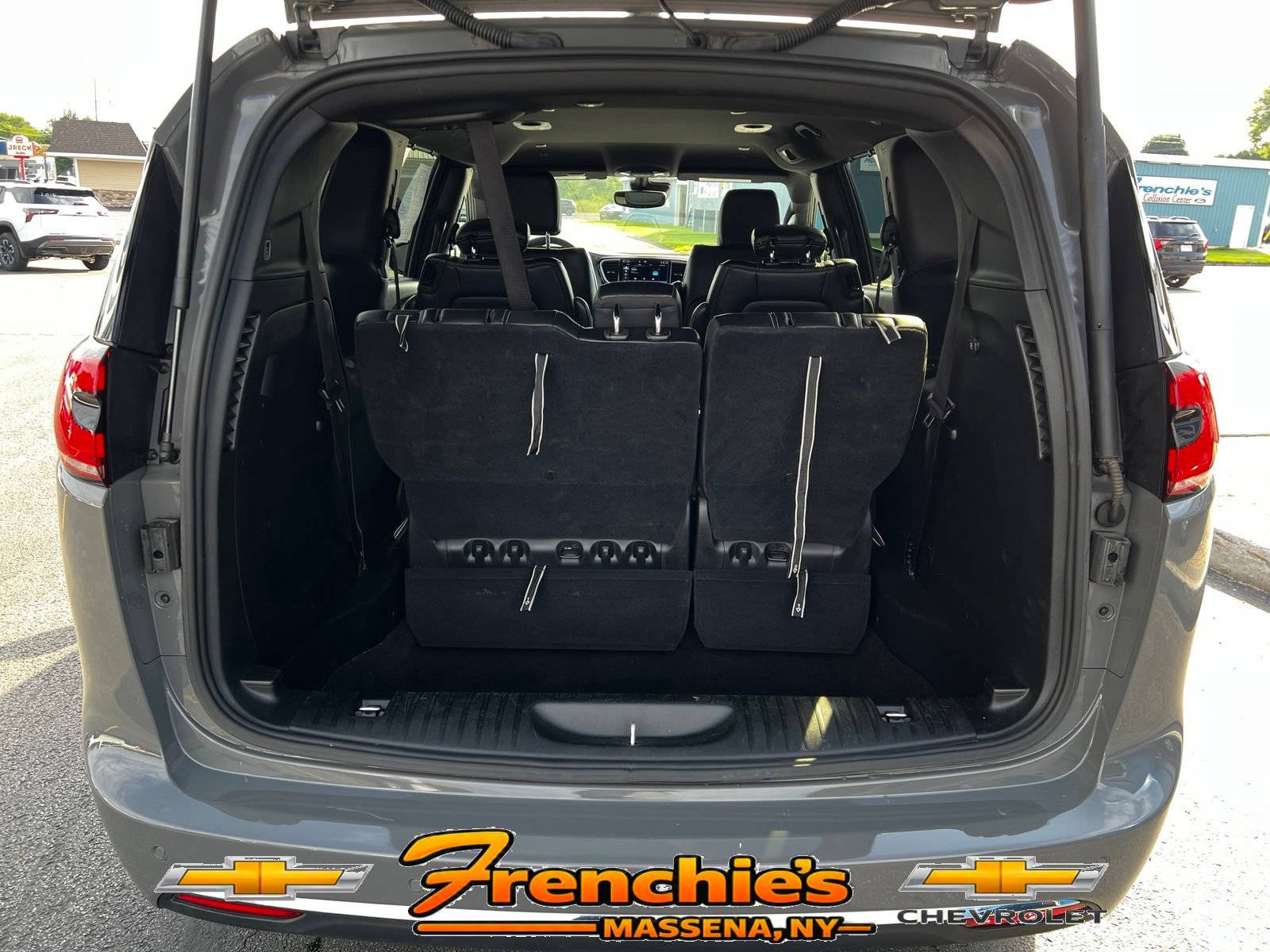Used 2025 Chrysler Pacifica Select FWD image 5