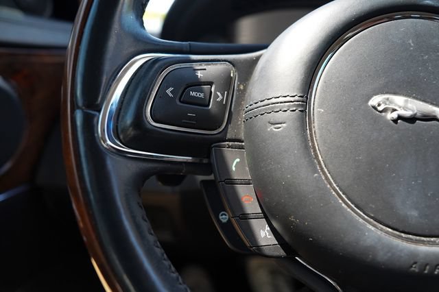 Used 2016 Jaguar XJ R-Sport RWD image 28