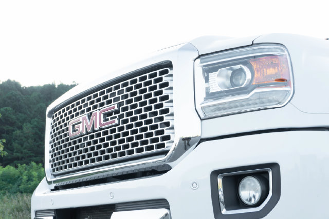 Used 2017 GMC Sierra 2500 Denali w/ Duramax Plus Package AWD/4WD image 2