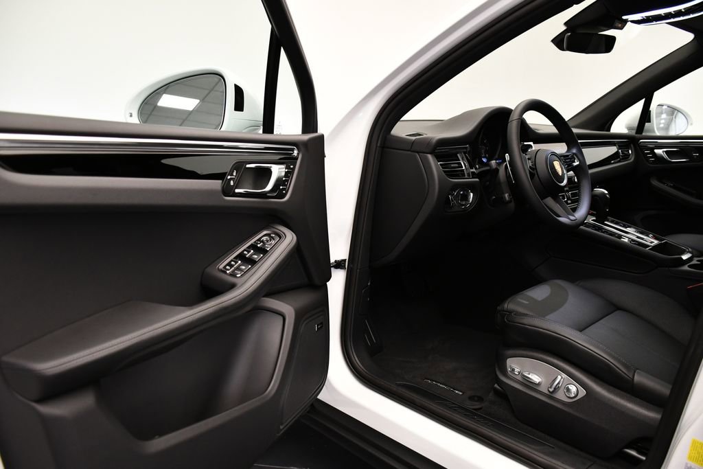 Used 2025 Porsche Macan image 40