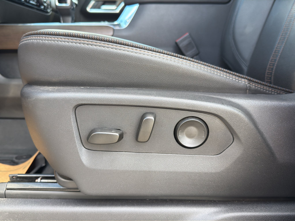 Used 2025 Chevrolet Silverado 1500 High Country w/ High Country Premium Package AWD/4WD image 19