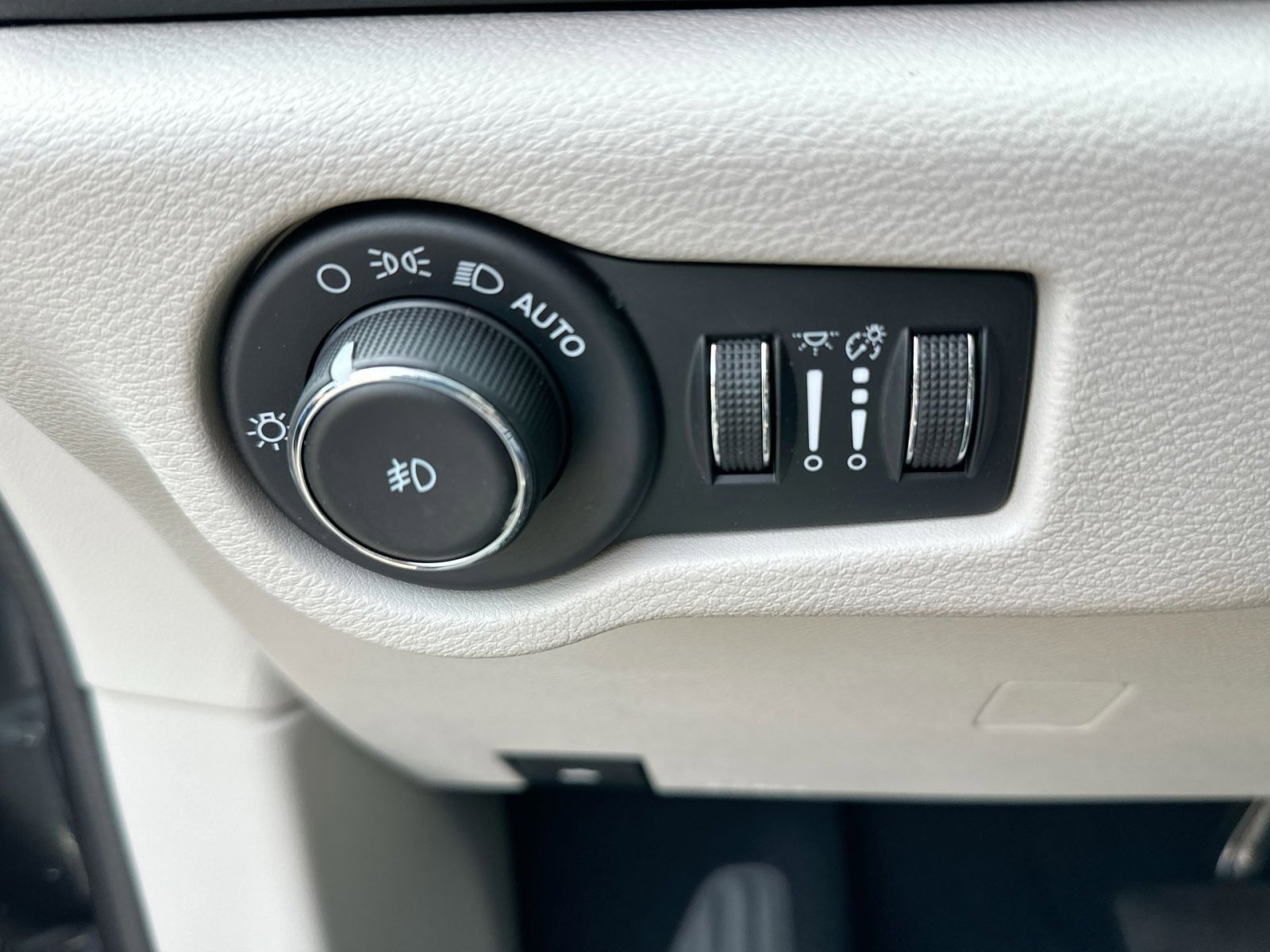 Used 2023 Chrysler Pacifica Touring-L image 16