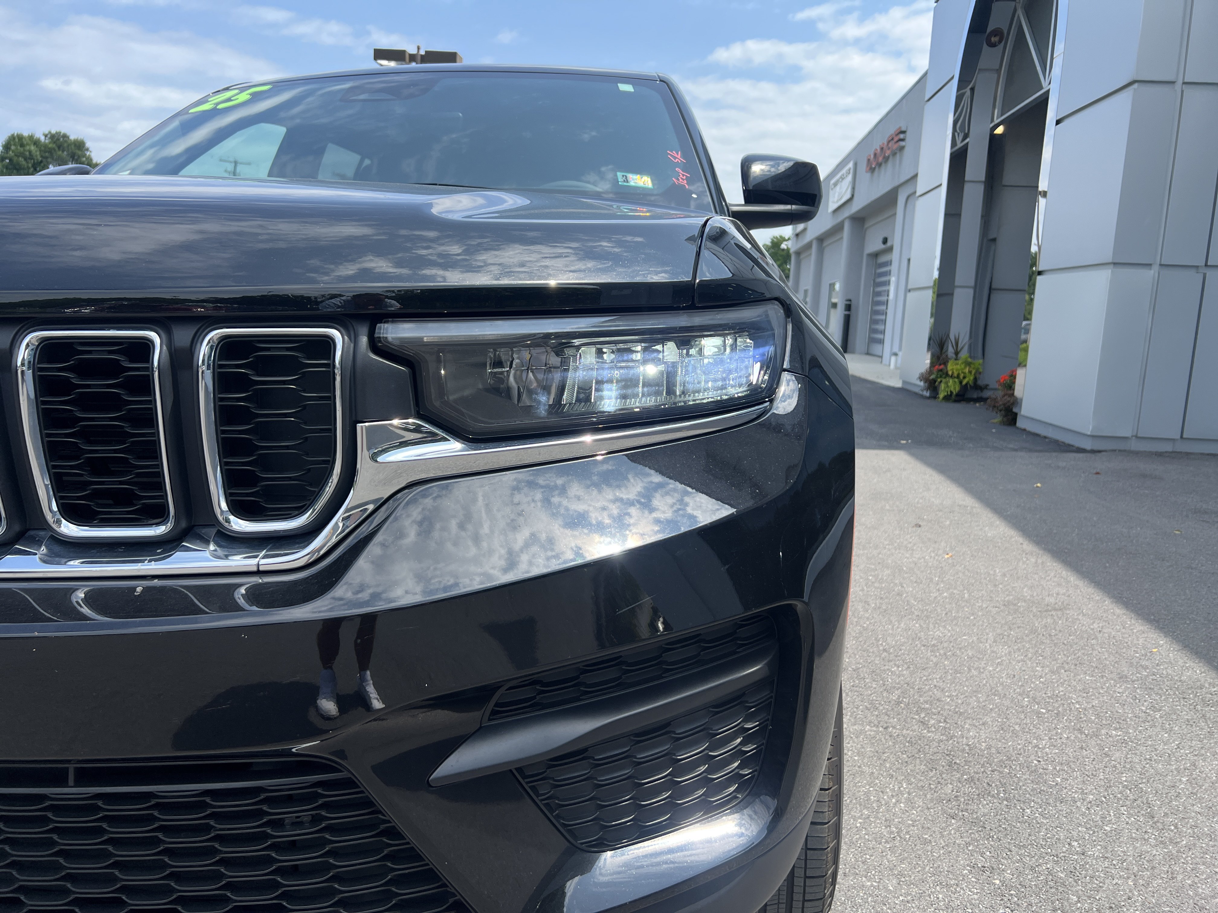 Certified 2025 Jeep Grand Cherokee Laredo X w/ Luxury Tech Group I AWD/4WD image 10