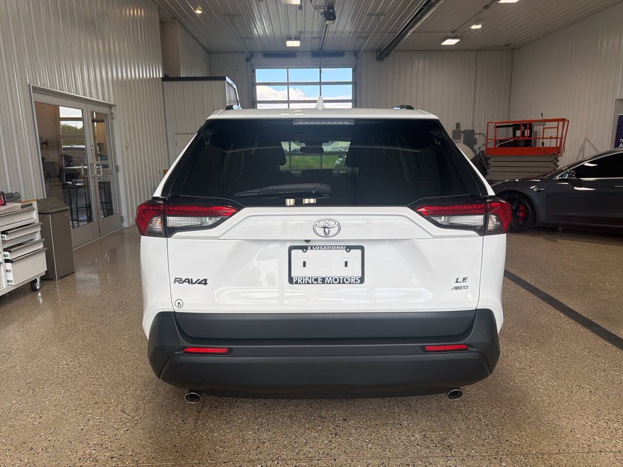 Used 2021 Toyota RAV4 LE AWD/4WD image 4
