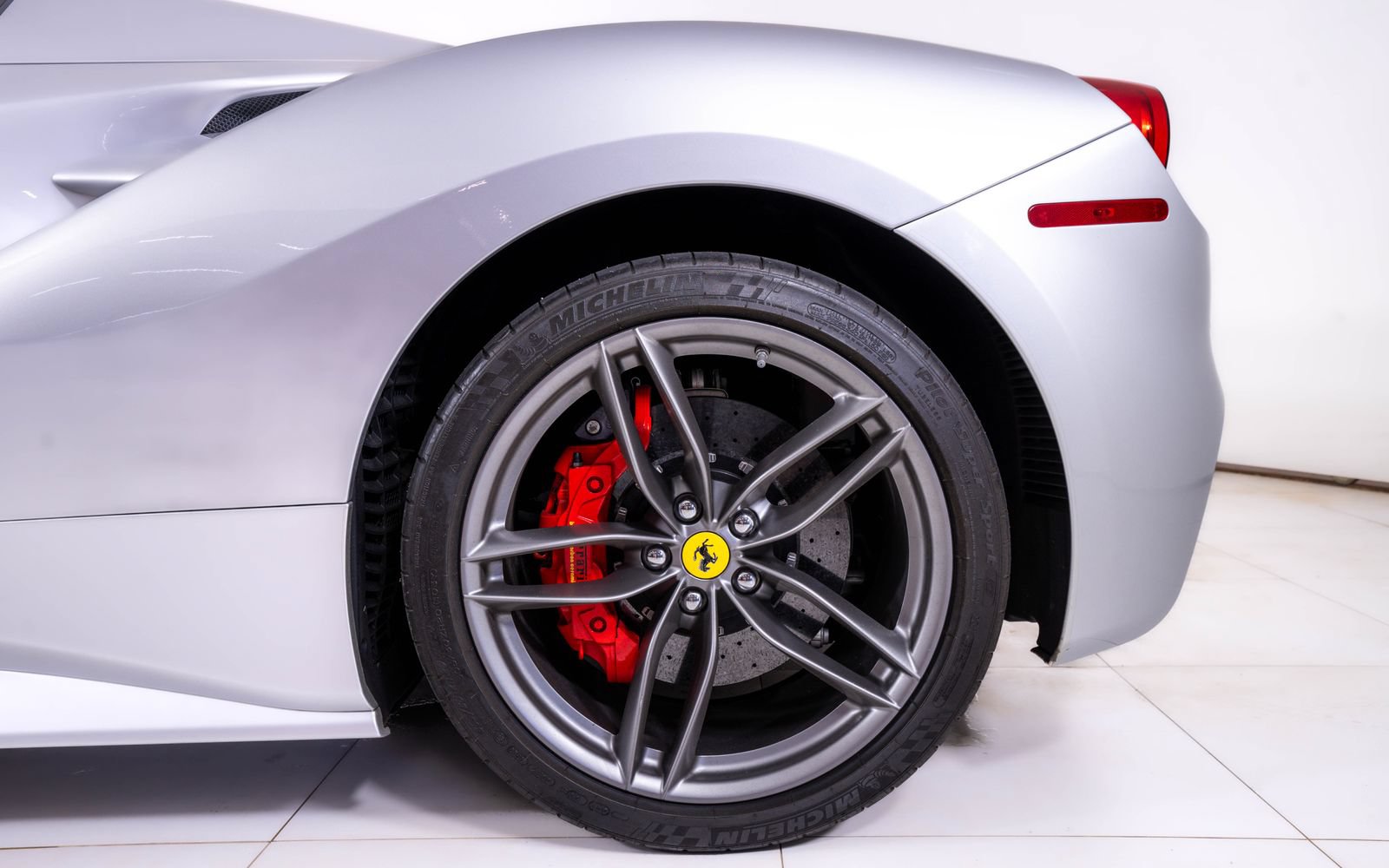 Used 2019 Ferrari 488 Spider RWD image 17