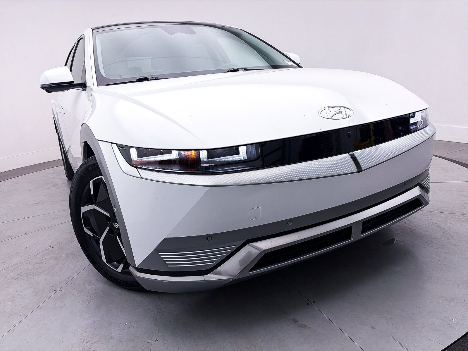 Used 2023 Hyundai Ioniq 5 Limited image 3