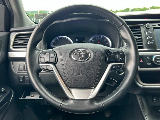 Used 2019 Toyota Highlander XLE AWD/4WD image 39