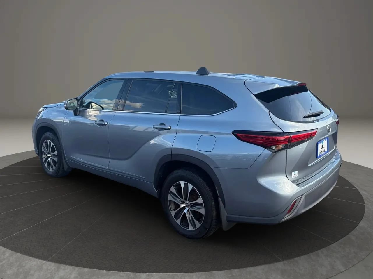 Used 2022 Toyota Highlander XLE AWD/4WD image 3