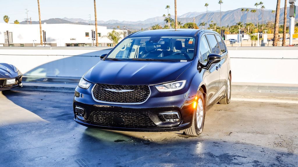 Certified 2024 Chrysler Pacifica Touring-L image 4