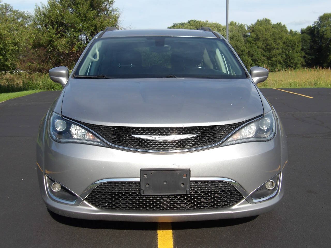 Used 2017 Chrysler Pacifica Touring-L FWD image 3