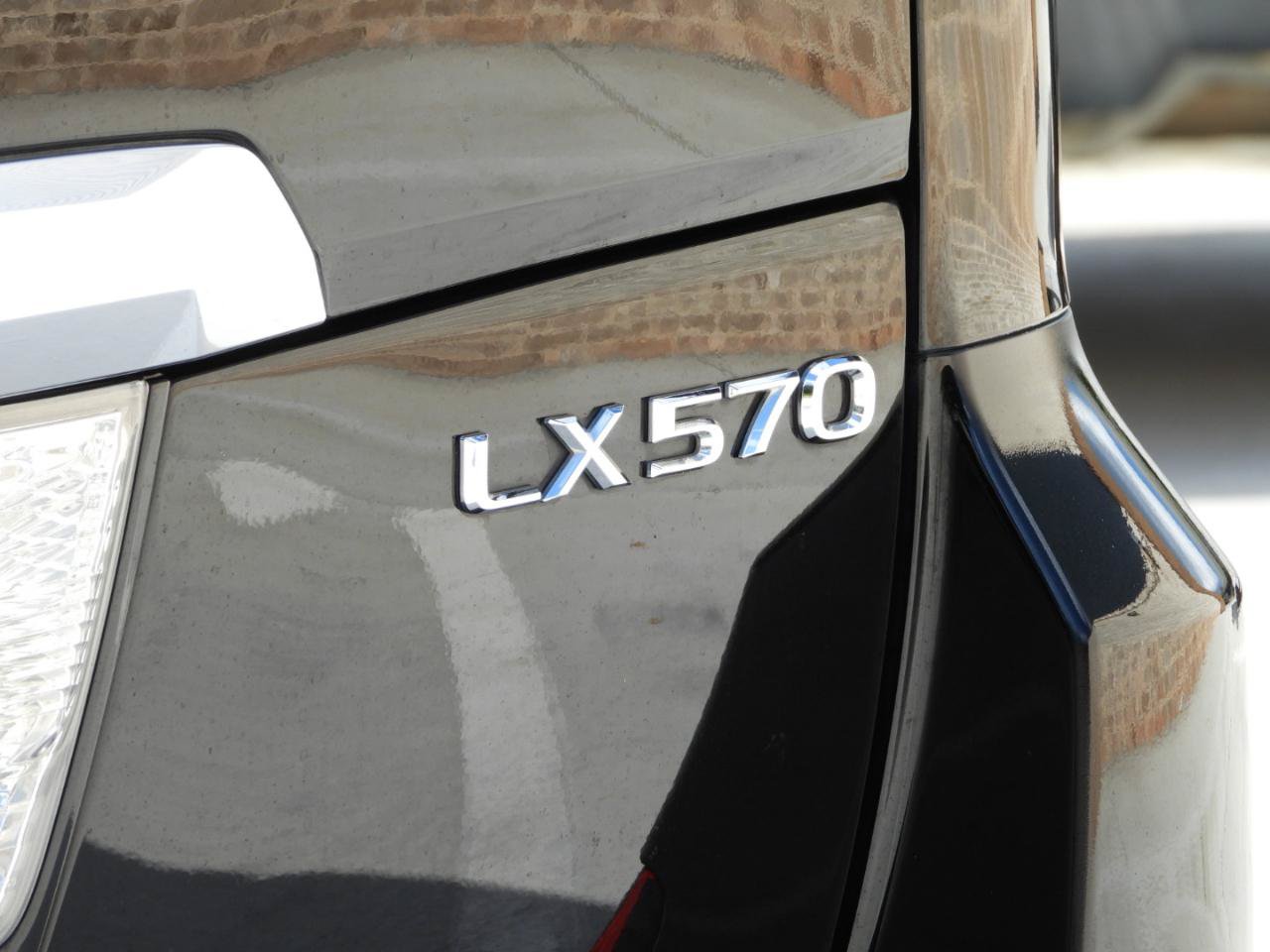 Used 2016 Lexus LX 570 4WD w/ 3rd Row & Luxury Pkg image 13