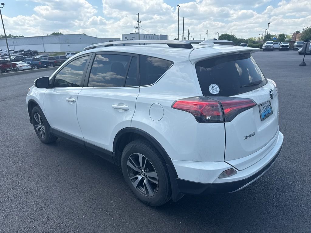 Used 2017 Toyota RAV4 XLE AWD/4WD image 4