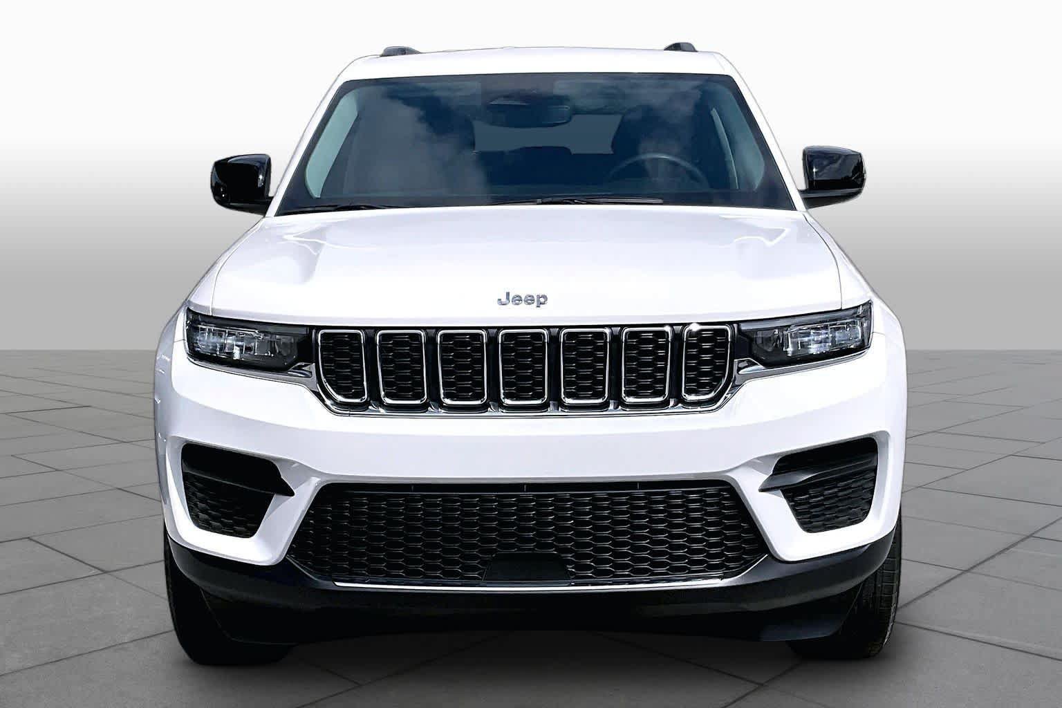 Certified 2023 Jeep Grand Cherokee Laredo AWD/4WD image 4