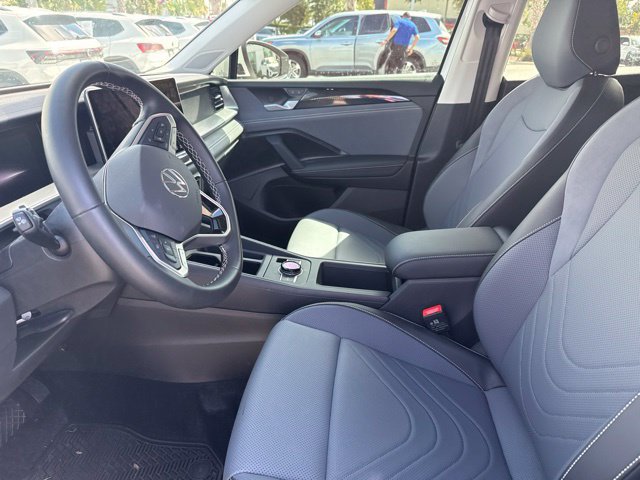 Used 2025 Volkswagen Tiguan SE FWD image 15