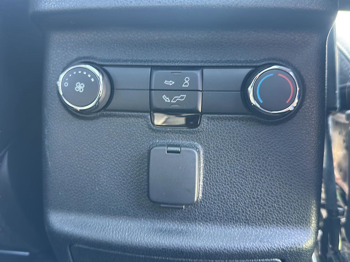 Used 2017 Ford Explorer XLT w/ Equipment Group 202A image 24