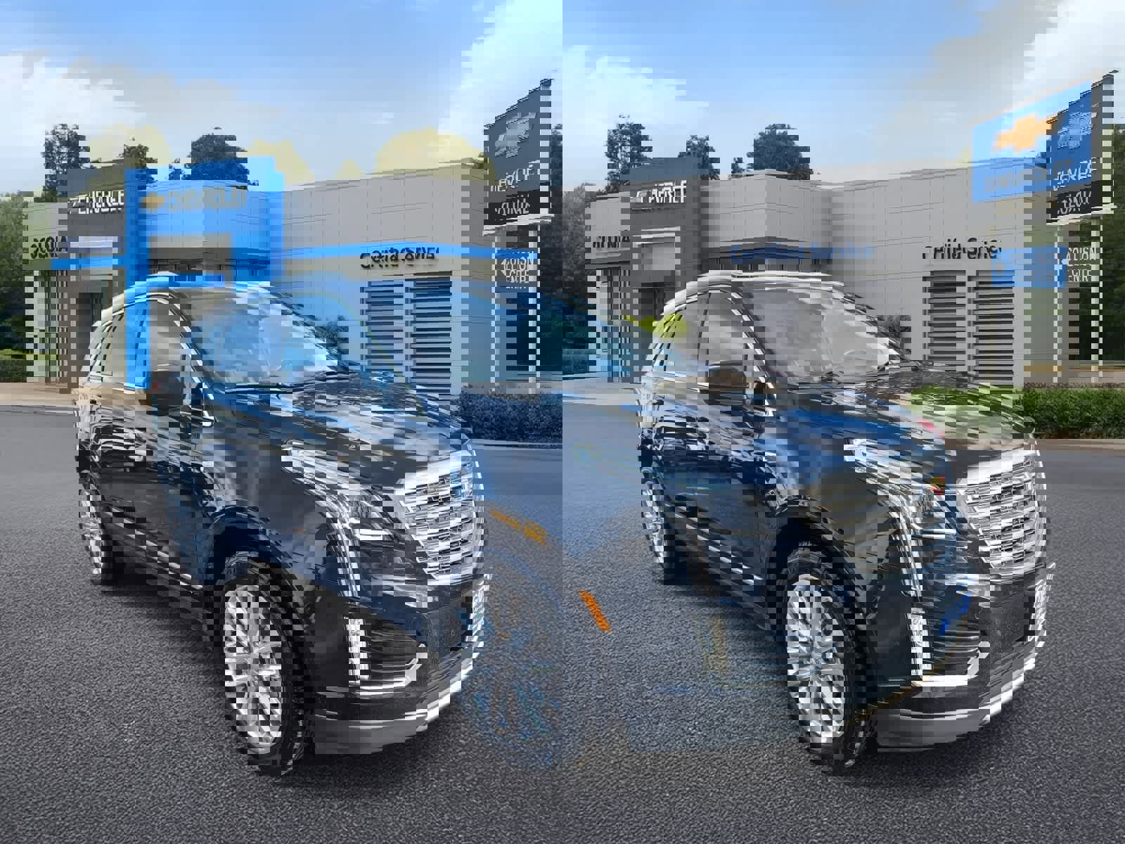 Used 2017 Cadillac XT5 Platinum image 2