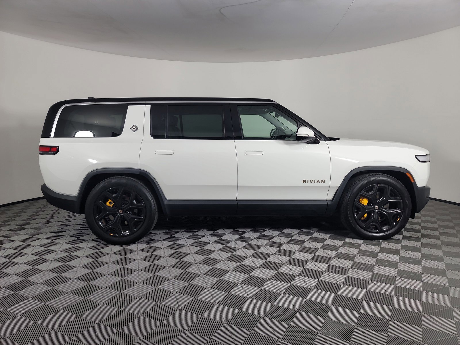 Used 2024 Rivian R1S Adventure image 6