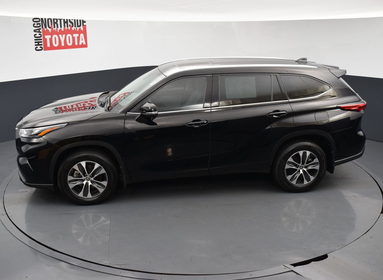 Used 2022 Toyota Highlander XLE AWD/4WD image 22