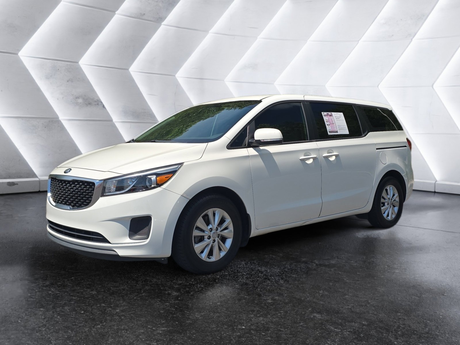 Used 2018 Kia Sedona L FWD image 1
