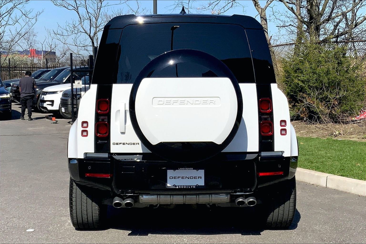 Used 2024 Land Rover Defender 110 SE image 4