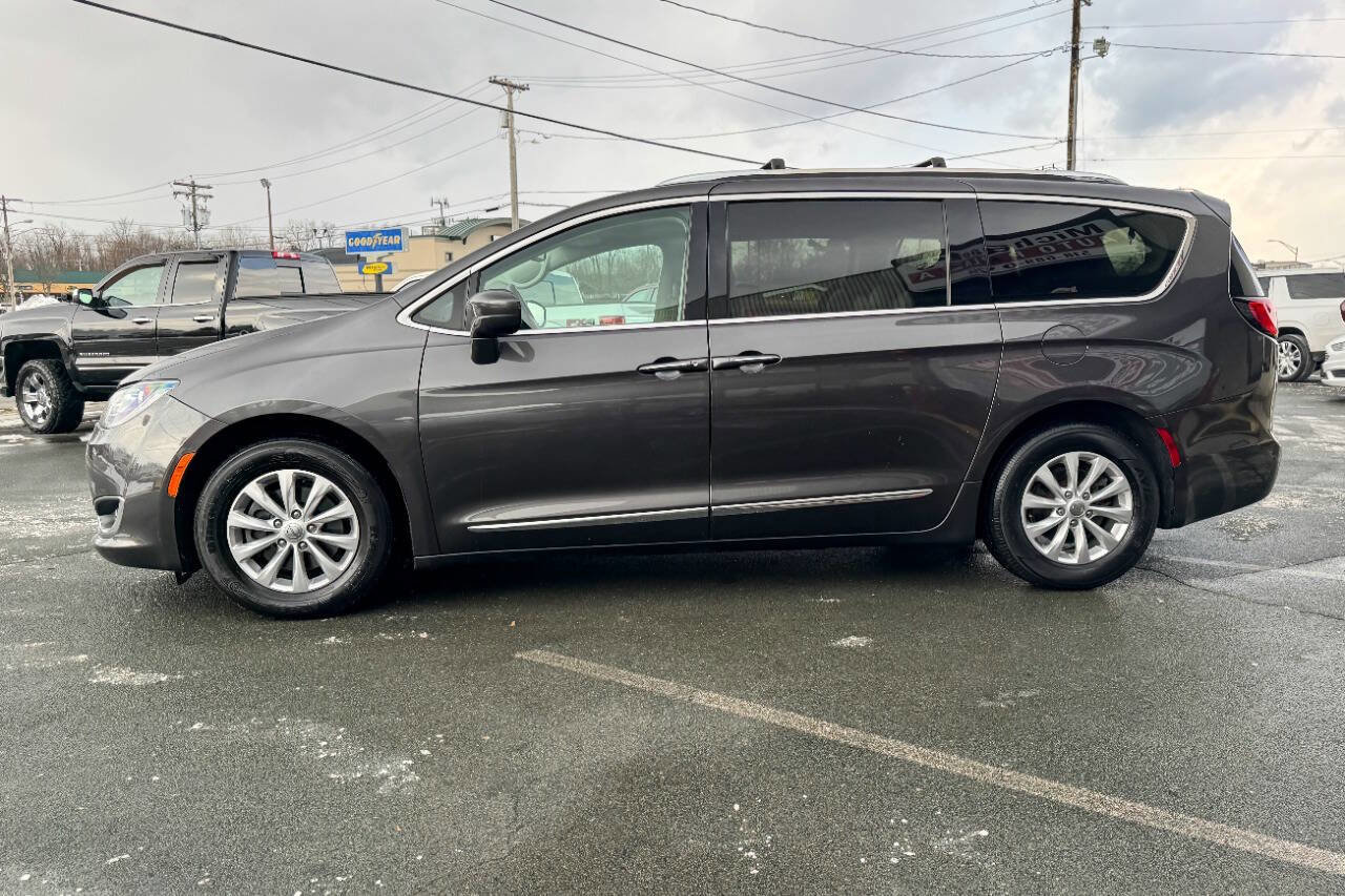 Used 2019 Chrysler Pacifica Touring-L image 7