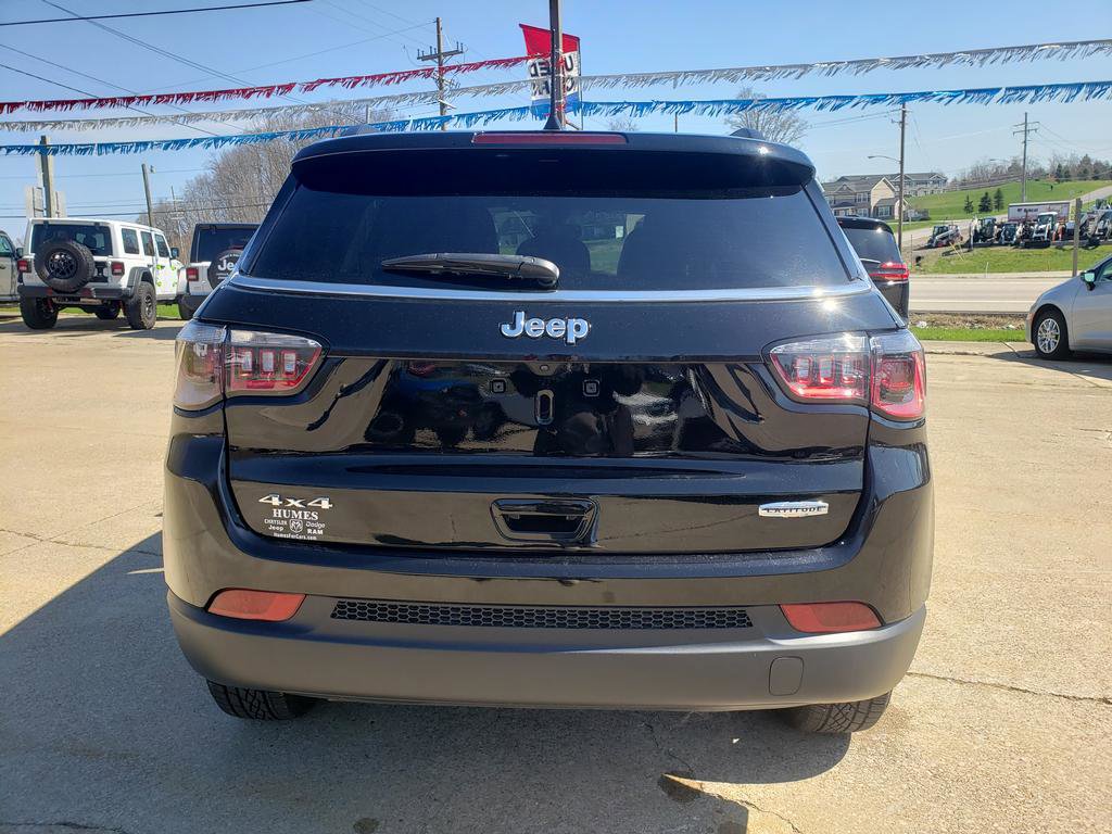 Used 2024 Jeep Compass Latitude image 4