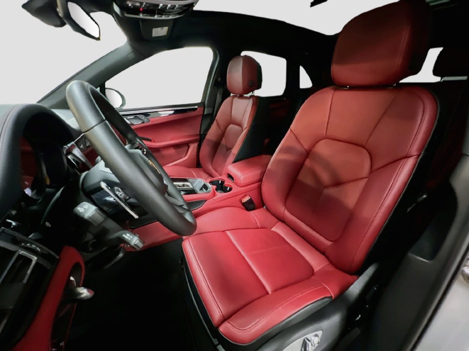Certified 2025 Porsche Macan AWD/4WD image 5