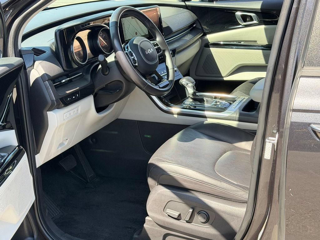Used 2024 Kia Carnival EX FWD image 10