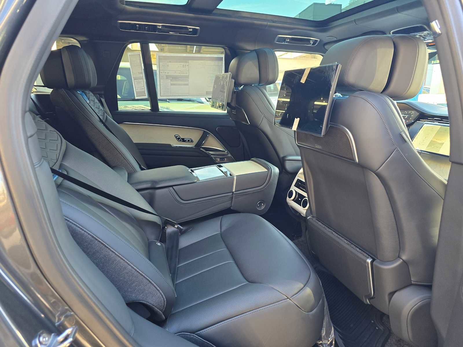 New 2025 Land Rover Range Rover SV image 11