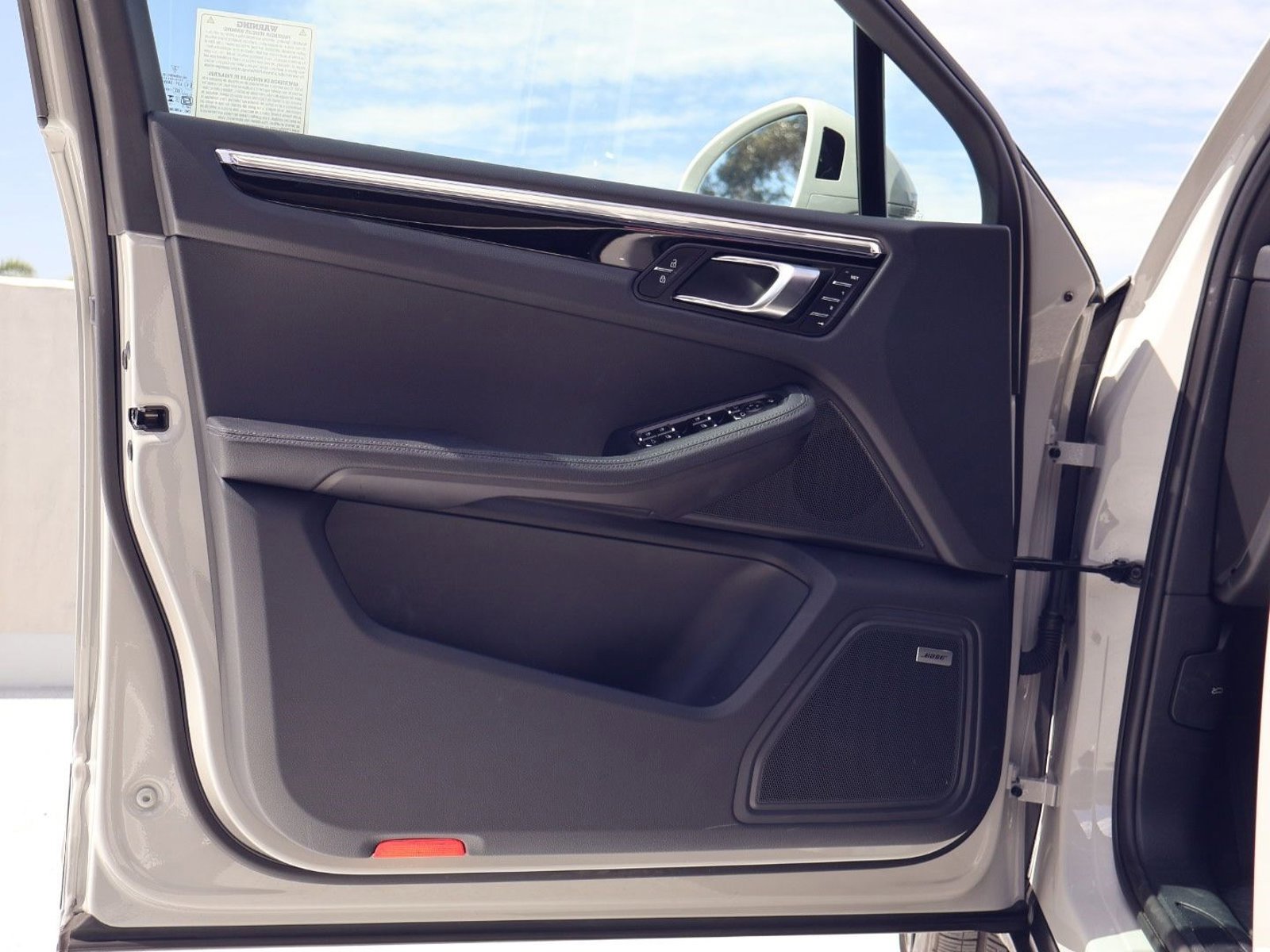 Certified 2025 Porsche Macan image 13