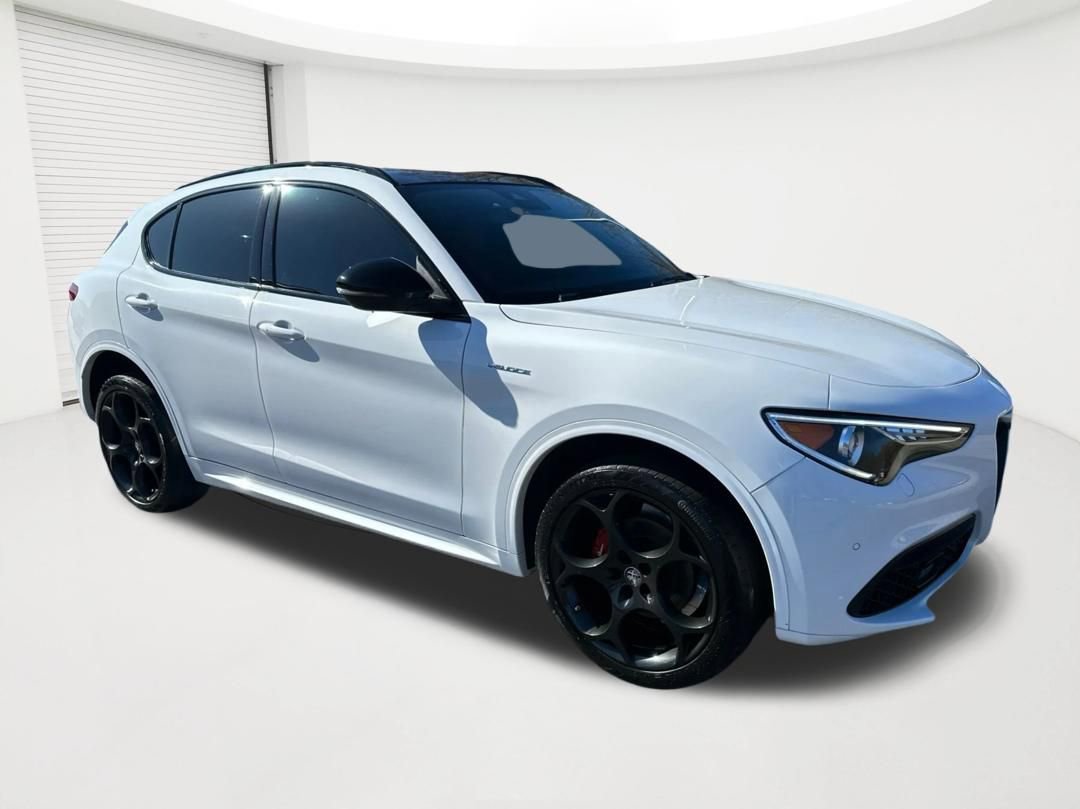 Used 2022 Alfa Romeo Stelvio Veloce AWD/4WD image 3