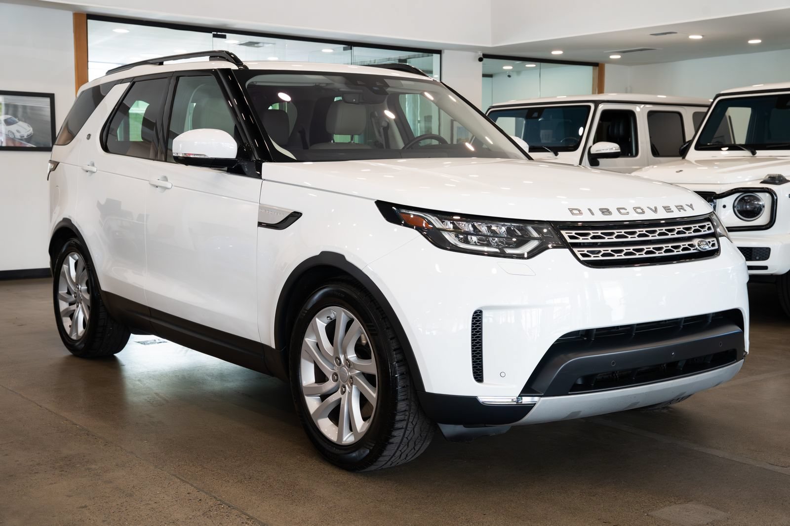 Used 2017 Land Rover Discovery HSE AWD/4WD image 3