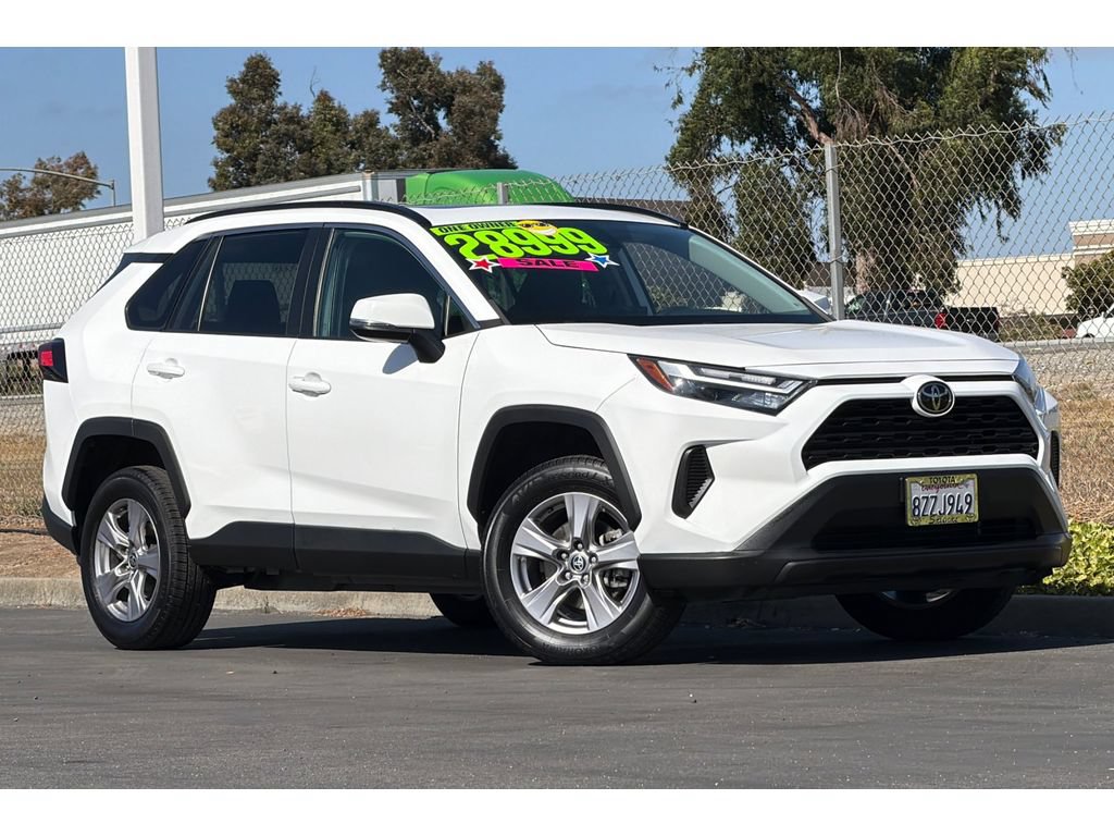 Used 2022 Toyota RAV4 XLE w/ Convenience Package FWD image 2