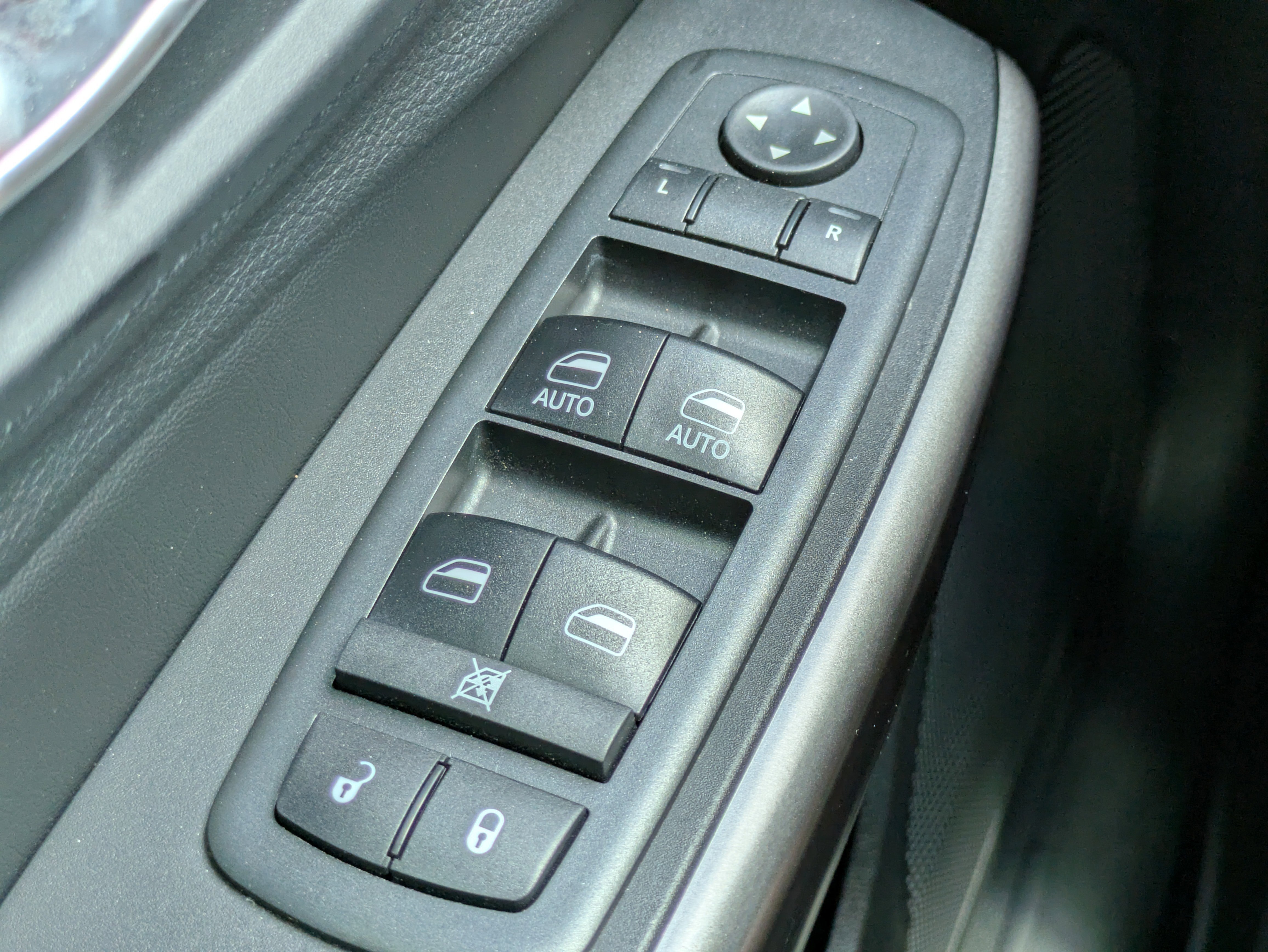 Used 2019 Jeep Cherokee Latitude Plus w/ Comfort/Convenience Group image 26