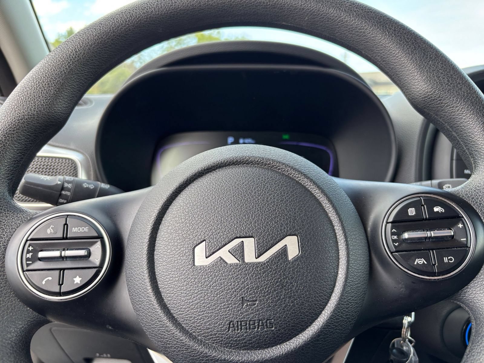 Used 2025 Kia Soul LX w/ LX Technology Package FWD image 25