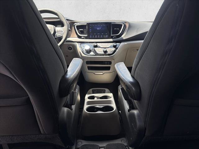 Used 2017 Chrysler Pacifica Touring w/ Tire & Wheel Group FWD image 18