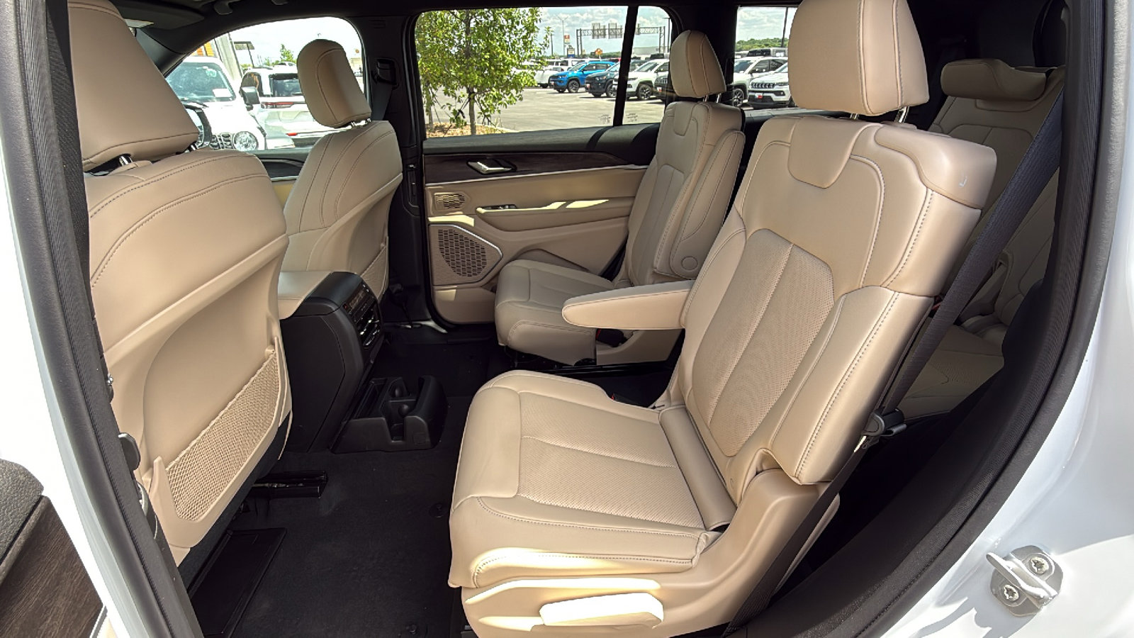 New 2026 Jeep Grand Cherokee L Limited w/ Luxury Tech Group II RWD image 16
