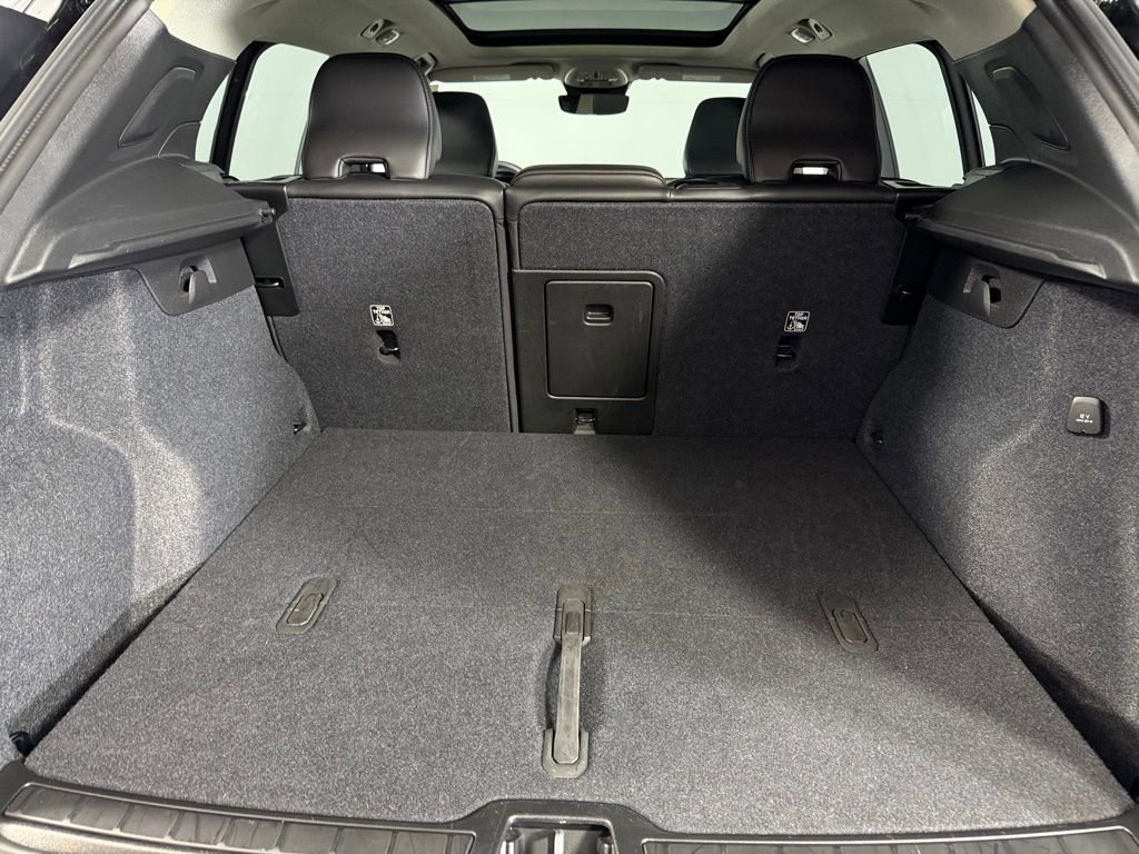 Used 2025 Volvo XC40 B5 Plus image 28
